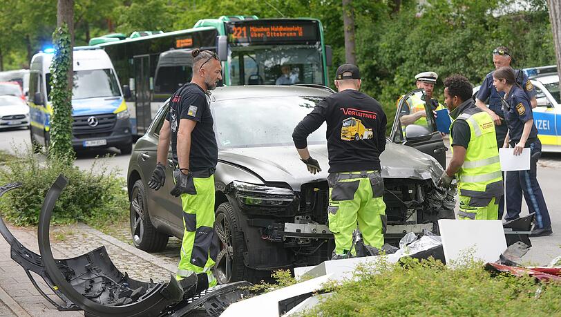 Rettungskr&auml;fte von Polizei und Feuerwehr an der Unfallstelle in Ottobrunn.