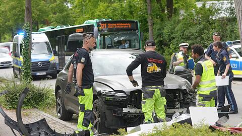 Rettungskr&auml;fte von Polizei und Feuerwehr an der Unfallstelle in Ottobrunn.