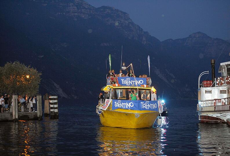Dieses Schiff brachte die Spieler vom FC Bayern über den See zum Hafen von Riva.
