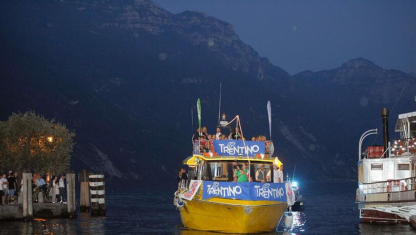 Dieses Schiff brachte die Spieler vom FC Bayern über den See zum Hafen von Riva. Dieses Schiff brachte die Spieler vom FC Bayern über den See zum Hafen von Riva.