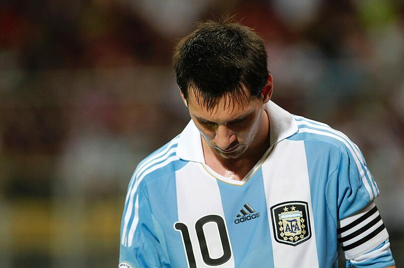 Mit hängendem, Kopf verlässt Argentiniens Star Lionel Messi dan Platz.