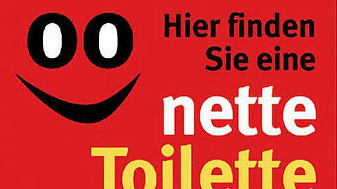 Mit diesem Schild zeigen Wirte in anderen Städten an: Nicht nur Gäste, sondern auch Passanten dürfen die Toiletten benutzen.