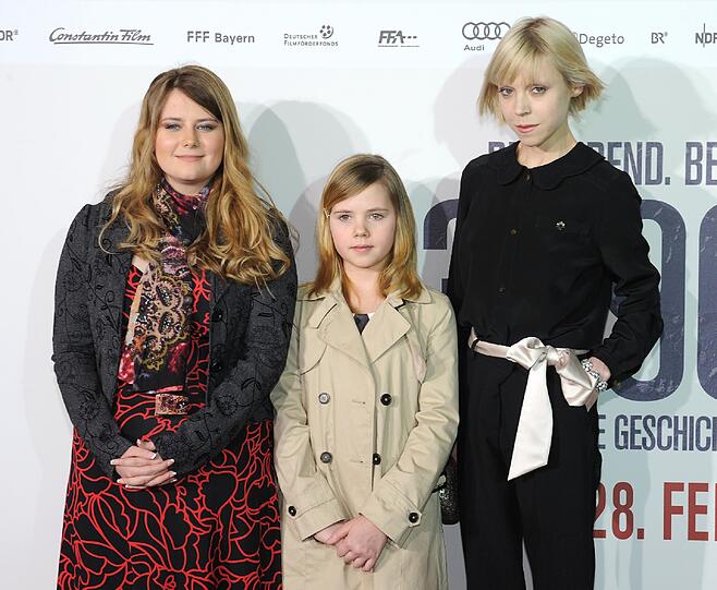 Das einstige Entführungsopfer Natascha Kampusch, Amelia Pidgeon (Mitte, spielt die kleine Natascha) und Antonia Campbell-Hughes (spielt die große Natascha) bei der Deutschland-Premiere ihres Films "3096 Tage" in München