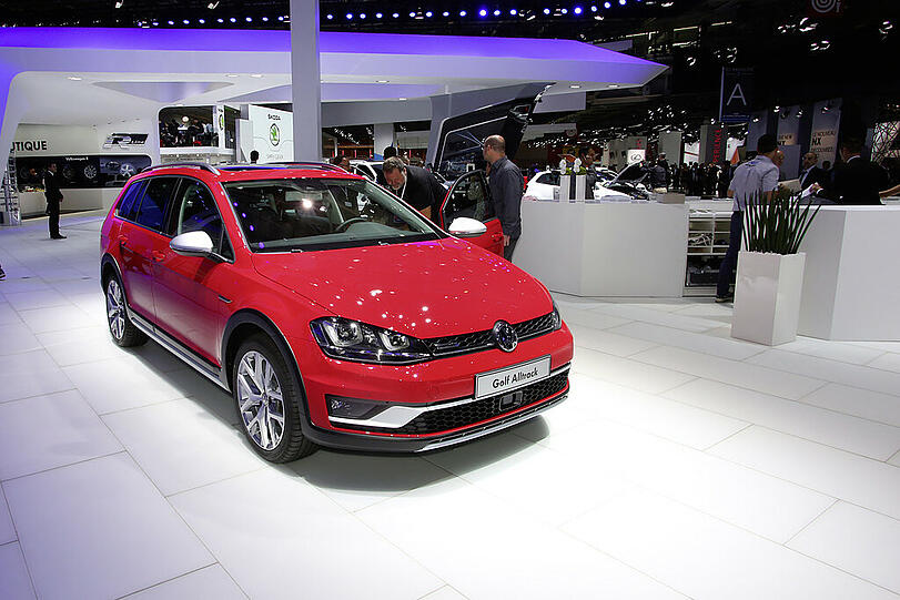 Der neue VW Golf Variant Alltrack ist etwas höher und etwas Schotter-tauglicher.