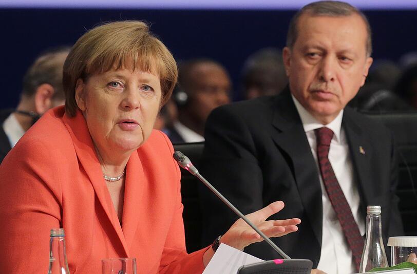 Die deutsche Kanzlerin Angela Merkel und der türkische Präsident Recep Tayyip Erdogan im Gespräch. Foto: Michael Kappeler/Archiv