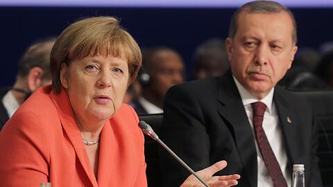 Die deutsche Kanzlerin Angela Merkel und der türkische Präsident Recep Tayyip Erdogan im Gespräch. Foto: Michael Kappeler/Archiv