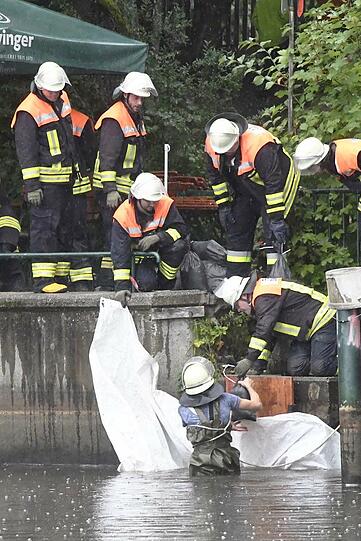 Feuerwehrleute dichten das Leck ab.