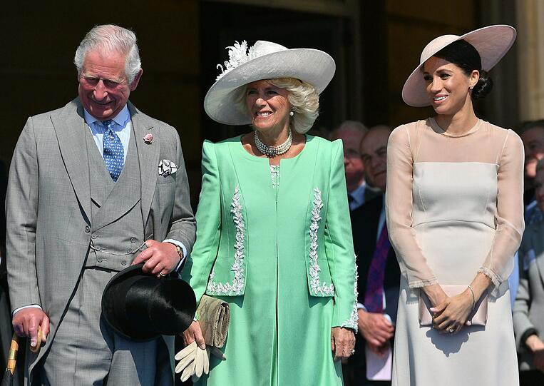 Die Gartenparty im Buckingham Palace ist der erste öffentliche Auftritt nach Meghan und Harrys Hochzeit. Auch Prinz Charles und Herzogin Camilla dürfen dabei nicht fehlen.