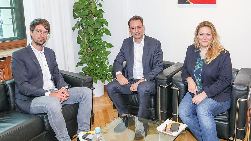 Georg Eisenreich (Mitte) beim Interview mit den AZ-Redakteuren Julia Sextl (rechts) und Felix Müller.