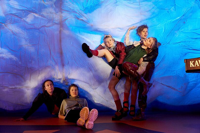 &bdquo;Die Räuberinnen&ldquo; erkunden Schillers Spieltheorie: Eva Löbau (links), Friederike Ernst, Sophie Krauss, Gro Swantje Kohlhof, Julia Riedler.