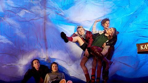 &bdquo;Die Räuberinnen&ldquo; erkunden Schillers Spieltheorie: Eva Löbau (links), Friederike Ernst, Sophie Krauss, Gro Swantje Kohlhof, Julia Riedler.