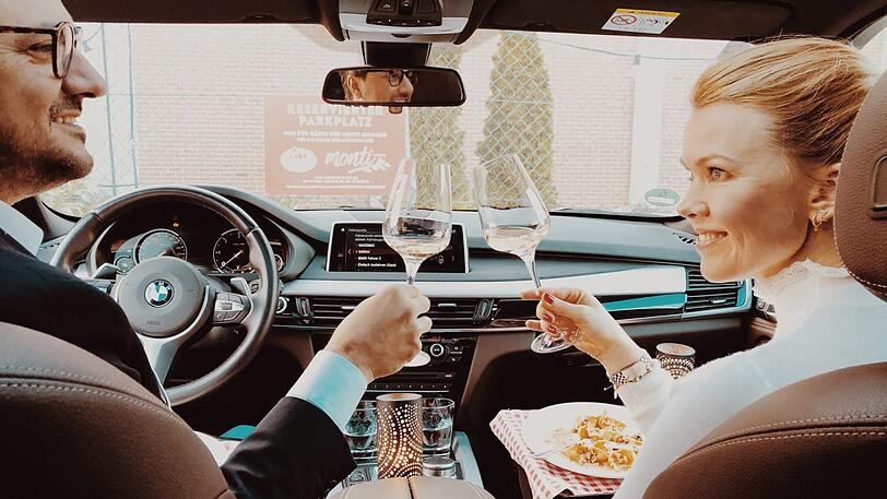 Mit einem alkoholfreien Aperitif stoßen Sarah di Santo und ihr Mann Massimo im Auto an. Das KVR hat nun das Essen im Auto verboten.