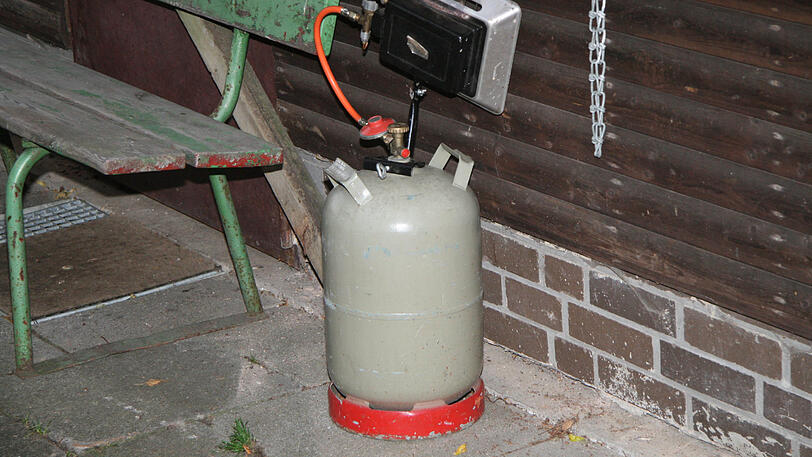 Mitarbeiter der Stadtwerke brachten die Gasflaschen ins Freie. (Archivbild)