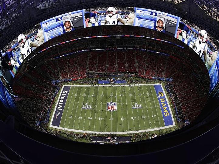 Ein beeindruckender Blick durch das Dach vom Mercedes-Benz Stadium auf das Spielfeld beim Super Bowl LIII.