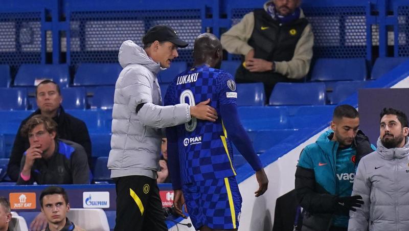 Trainer Thomas Tuchel tröstet Romelu Lukaku nach dessen Verletzung.