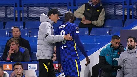Trainer Thomas Tuchel tröstet Romelu Lukaku nach dessen Verletzung.