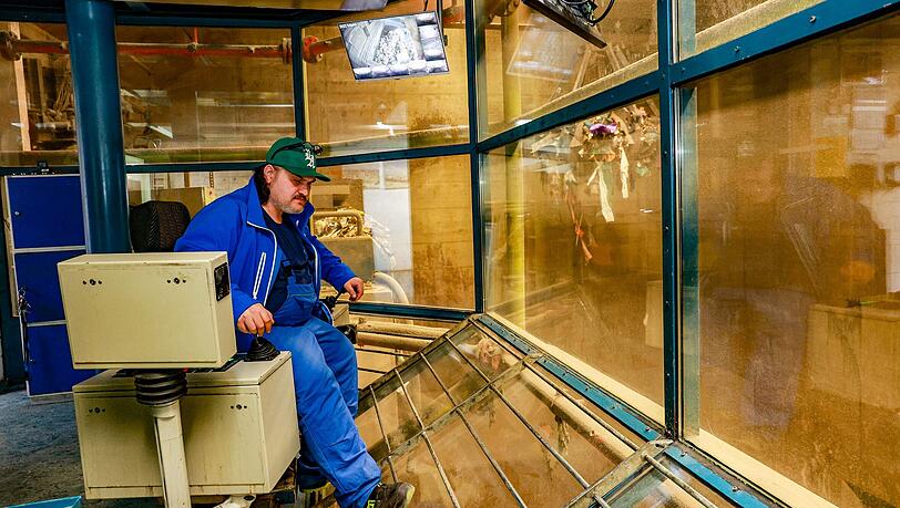Kranf&uuml;hrer &Ouml;zcan Basanci steuert in einer Kabine aus Panzerglas zwei riesige M&uuml;llgreifer. Er lagert den M&uuml;ll um, mischt ihn und transportiert ihn zur Verbrennung.