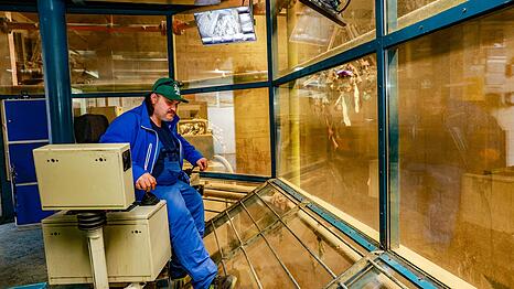 Kranf&uuml;hrer &Ouml;zcan Basanci steuert in einer Kabine aus Panzerglas zwei riesige M&uuml;llgreifer. Er lagert den M&uuml;ll um, mischt ihn und transportiert ihn zur Verbrennung.