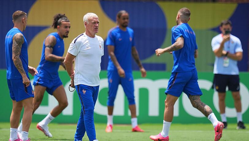 Didier Deschamps sieht Spanien als Favoriten f&uuml;r das Duell im Halbfinale.