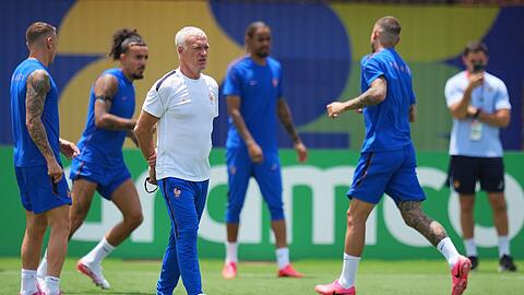 Didier Deschamps sieht Spanien als Favoriten f&uuml;r das Duell im Halbfinale.