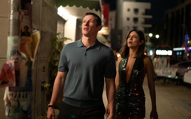 Owen (Callum Turner) und Allie (Monica Barbaro) laufen sich ausgerechnet in der Nacht über den Weg, in der in den USA Singles und Unverheiratete Sex haben dürfen. Owen (Callum Turner) und Allie (Monica Barbaro) laufen sich ausgerechnet in der Nacht über den Weg, in der in den USA Singles und Unverheiratete Sex haben dürfen.