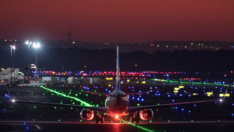 Ein Fußgänger ist auf der A3 neben dem Terminal 2 des Flughafens Frankfurt von einem Lastwagen angefahren und tödlich verletzt worden. (Symbolbild) Ein Fußgänger ist auf der A3 neben dem Terminal 2 des Flughafens Frankfurt von einem Lastwagen angefahren und tödlich verletzt worden. (Symbolbild)