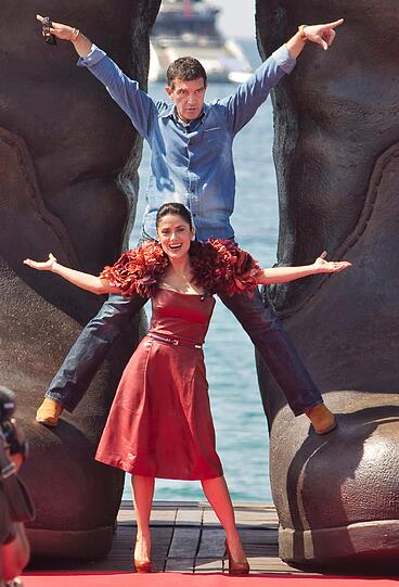 Hier posiert Salma Hayek mit ihrem spanischen Schauspielerkollegen Antonio Banderas in Cannes.