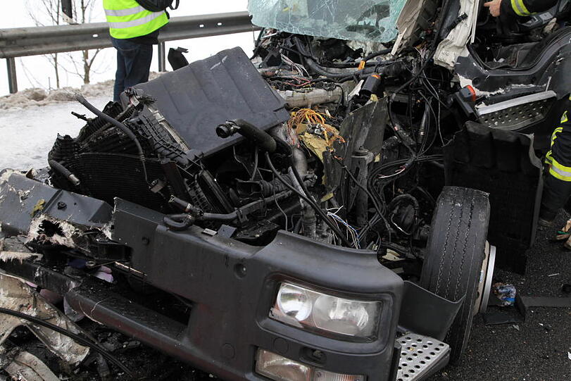 Schwerer Lkw-Unfall auf der A8 bei Frasdorf: Ein Lastwagen war in ein liegengebliebenes Fahrzeug gerast. Die Bilder.