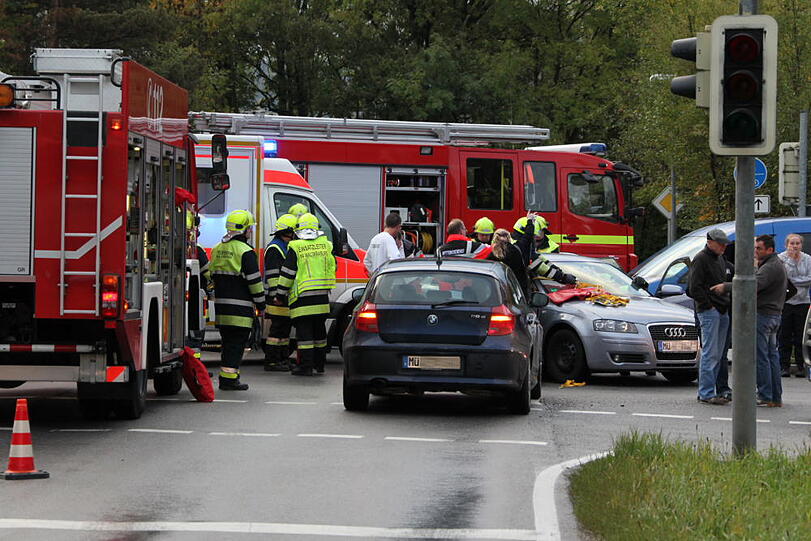 Unfall auf einer Kreuzung in Waldkraiburg. Eine Person wurde im Fahrzeug eingeschlossen und musste von der Feuerwehr befreit werden. Die Bilder vom Unfallort.