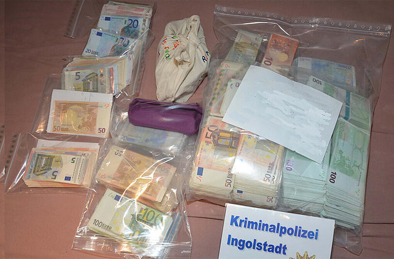 Rund 430.000 Euro Bargeld fand die Polizei bei der Betrügerin