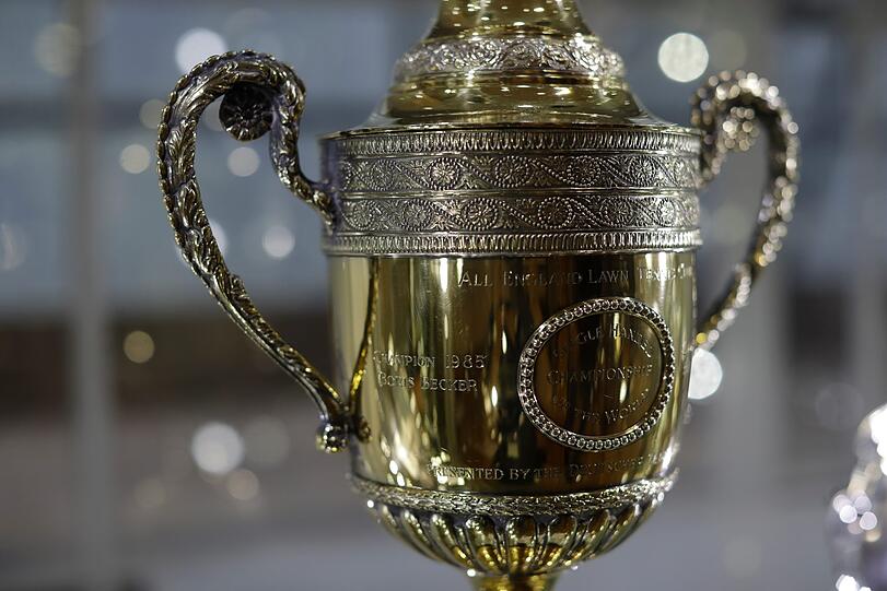In einer Vitrine der Knapp-Galerie ist eine Replika der Wimbledon-Trophäe des früheren deutschen Tennis-Stars Boris Becker zu sehen.