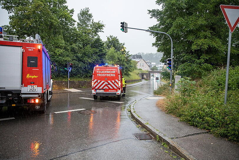 Weite Teile Bayerns wurden am Donnerstag von heftigen Gewittern heimgesucht - auch in Trostberg (Landkreis Traunstein) liefen Unterführungen voll.