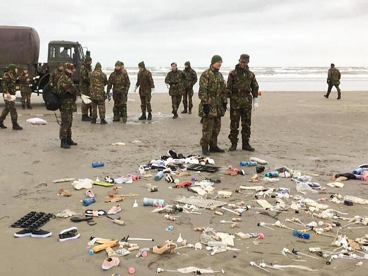 Die niederländische Armee räumt an den Stränden von Schiermonnikoog auf.