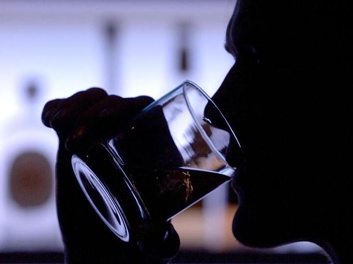 Mit Whisky kommen sogar Männer ins Gespräch und fachsimpeln am Ende über Gott und die Welt. Foto: Klaus-Dietmar Gabbert/Archiv