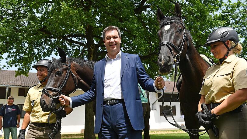Der Ministerpräsident und seine Pferde: Markus Söder zu Besuch bei der Reiterstaffel der Münchner Polizei in Riem 2018. Der Ministerpräsident und seine Pferde: Markus Söder zu Besuch bei der Reiterstaffel der Münchner Polizei in Riem 2018.