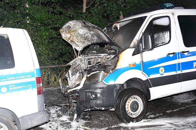 Weitere Bilder der brennenden Polizeiautos in München.