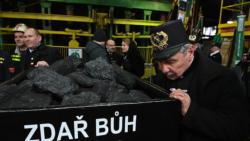 Bergleute bringen die symbolische letzte Lore an die Oberfl&auml;che.