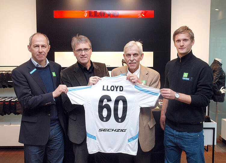 Löwen-Trainer Maurer, Vize Schneider und Verteidiger Kai Bülow präsentieren zusammen mit Lloyd-Geschäftsführer Schaller die neue Zusammenarbeit