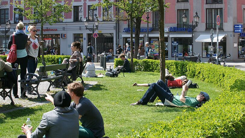 Nicht immer müssen die grünen Lungen der Stadt ganze Parks sein. Der Gärtnerplatz beispielsweise ist ebenfalls eine kleine, aber feine Ruheoase. Nicht immer müssen die grünen Lungen der Stadt ganze Parks sein. Der Gärtnerplatz beispielsweise ist ebenfalls eine kleine, aber feine Ruheoase.