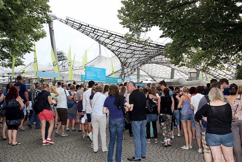 Warten auf Robbie Williams. Schon lange vor dem Konzert strömen die Fans zum Olympiazentrum. Die Bilder.