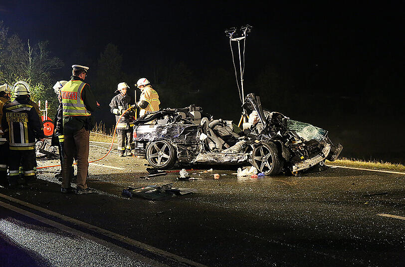 Der BMW geriet in den Gegenverkehr und prallt dort frontal mit einem Auto zusammen. Dieses wurde in den angrenzenden Graben geschleudert.