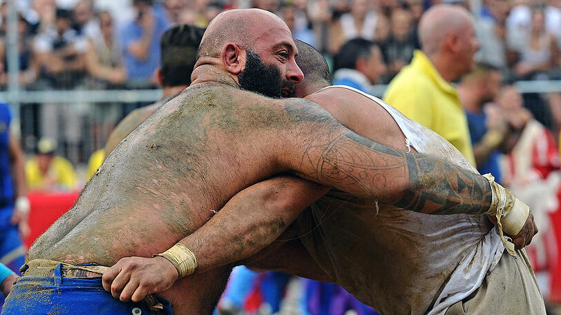 Der Spielball wird hier ganz schnell zur Nebensache - Schläge und Tritte sind hier ausdrücklich erlaubt. Die Biler vom Calcio Storico in Florenz.
