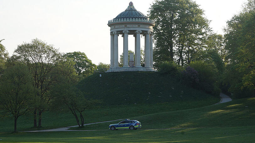 Der Morgen danach: Eine Polizeistreife am Monopteros im Englischen Garten.