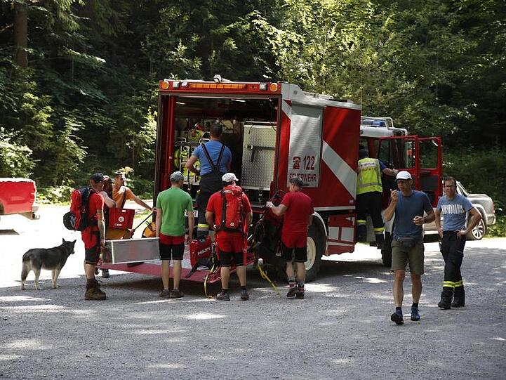 Rettungskräfte bereiten sich auf den Weg zur Unfallstelle an der Bärenschützklamm vor.