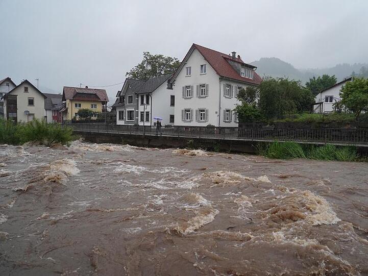 Der Pegel der Acher in Kappelrodeck in Baden-Württemberg ist nach starken Regenfällen stark angestiegen.