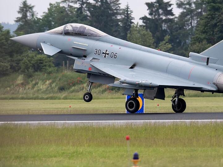 Ein Eurofighter der Bundeswehr startet in Neuburg an der Donau (Bayern). Foto: Sven Hoppe/Archiv