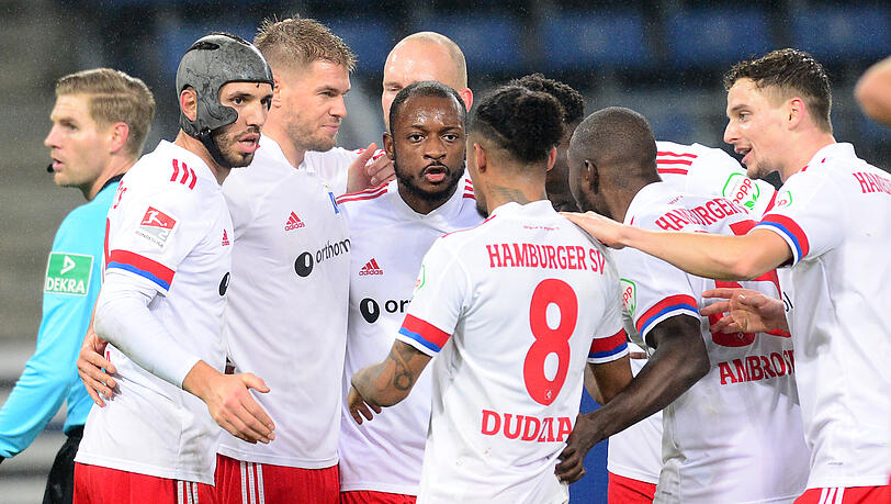 Hamburgs Spieler jubeln nach dem Tor zum 2:0. Hamburgs Spieler jubeln nach dem Tor zum 2:0.
