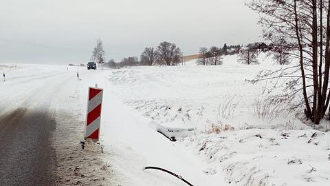 Von der Misere der Familie Eckl zeugt derzeit nur ein einzelnes schwarzes Kabel, das etwa zwei Kilometer vor Baierbach aus der dicken Schneedecke entlang einer Landstraße ragt.