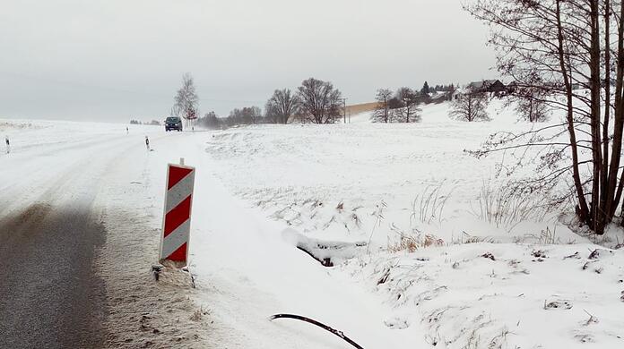 Von der Misere der Familie Eckl zeugt derzeit nur ein einzelnes schwarzes Kabel, das etwa zwei Kilometer vor Baierbach aus der dicken Schneedecke entlang einer Landstraße ragt.