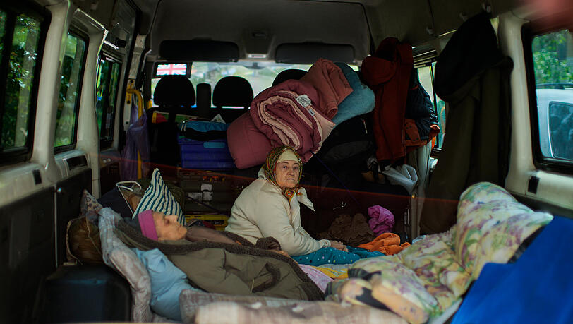 Bachmut: Zwei Frauen sitzen in einem Lieferwagen. Russlands Truppen streben im Donbass ukrainischen Angaben zufolge weiterhin die vollständige Eroberung des Gebiets Luhansk an. Bachmut: Zwei Frauen sitzen in einem Lieferwagen. Russlands Truppen streben im Donbass ukrainischen Angaben zufolge weiterhin die vollständige Eroberung des Gebiets Luhansk an.